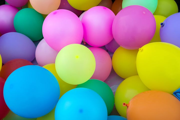Hromada barevných balónků 